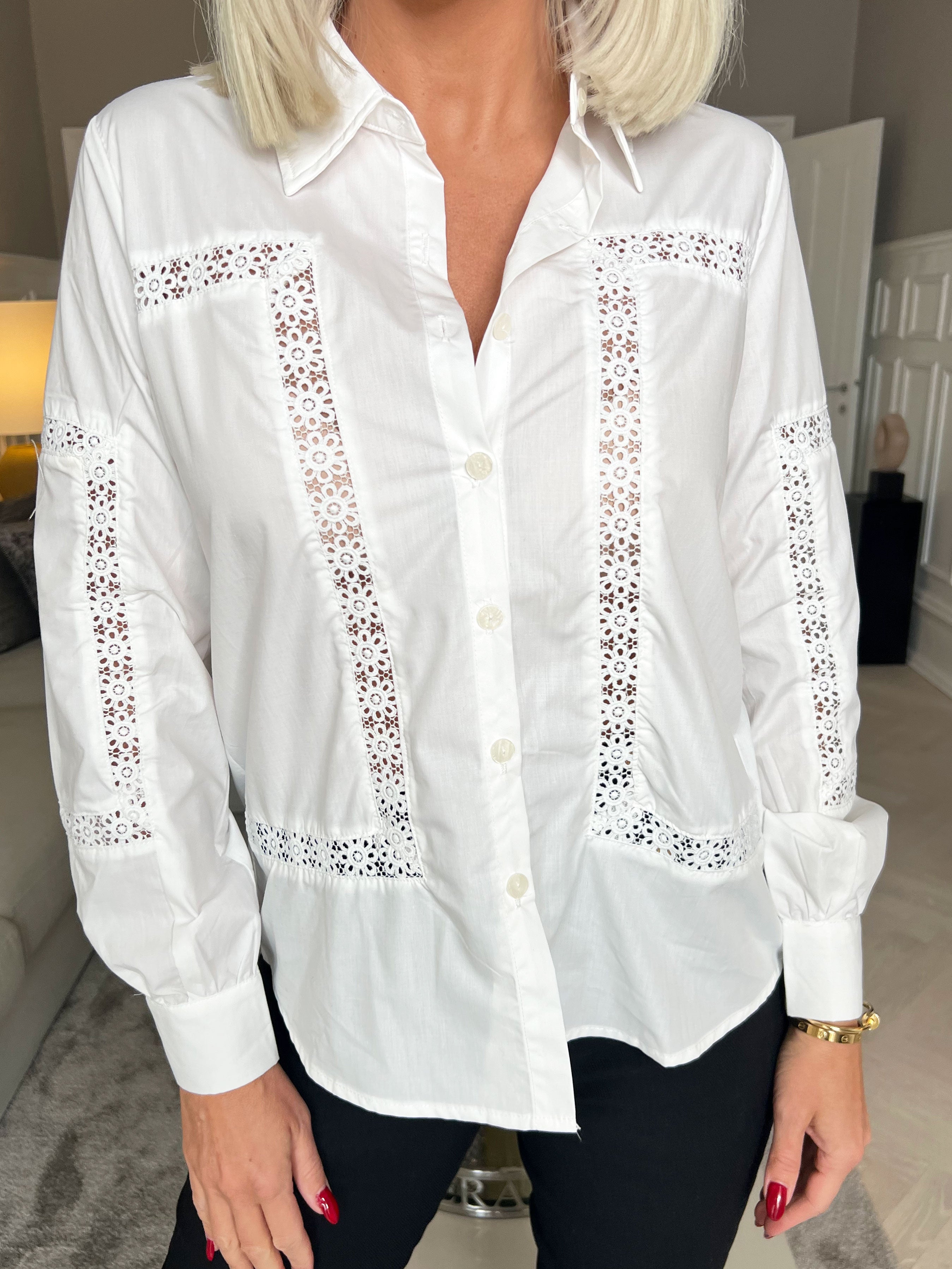 Vilde - Smuk skjorte med blonder